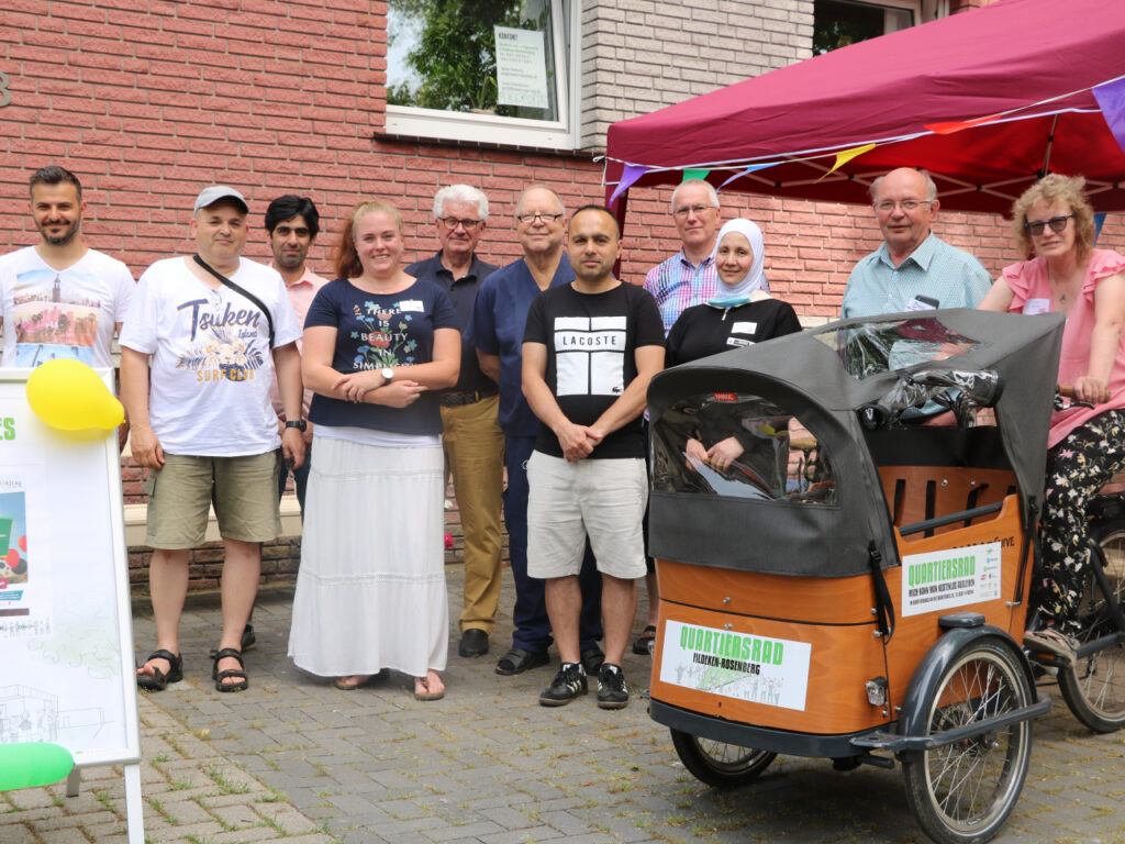 Gruppenbild mit elf Personen, davor steht ein Lastenrad.