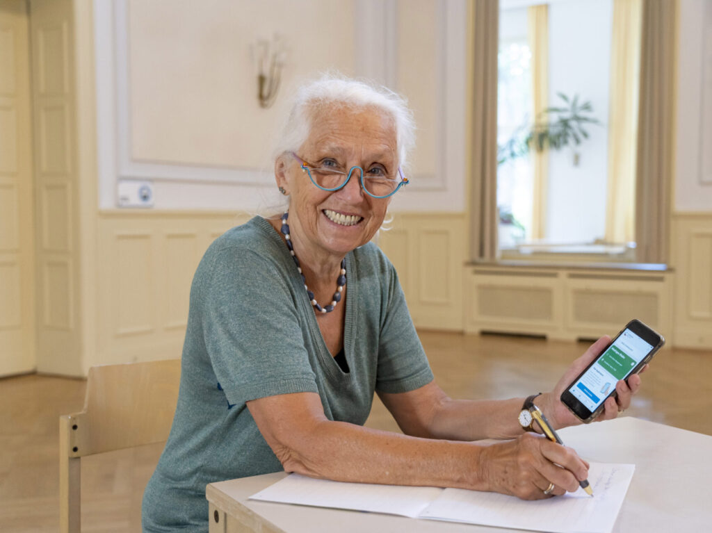 Eine Frau macht sich Notizen