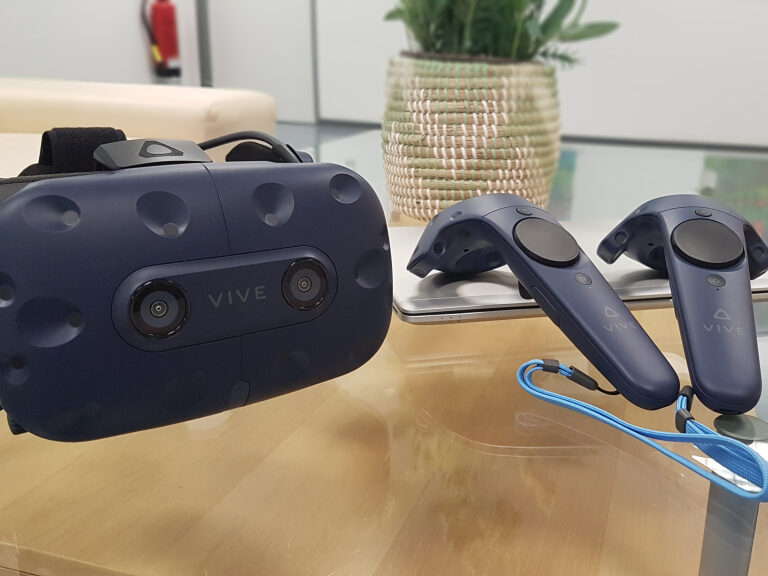 VR-Brille mit Controllern