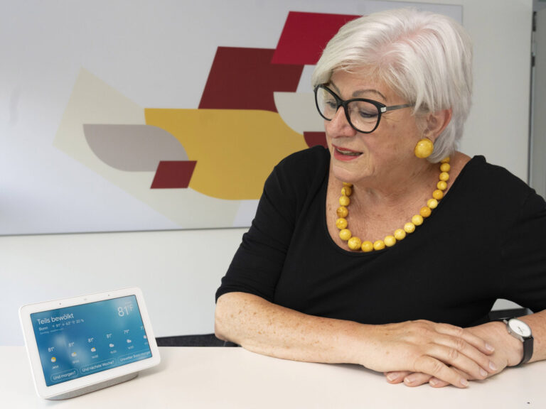 Frau spricht mit smartem Speaker