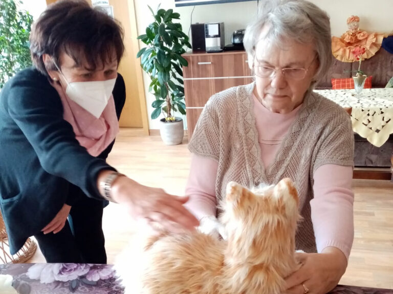 Zwei Frauen betrachten eine Roboterkatze