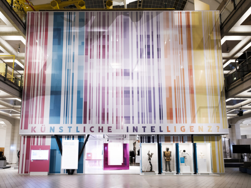 Eingangsbereich eines Museums mit einer Ausstellung zum Thema KI