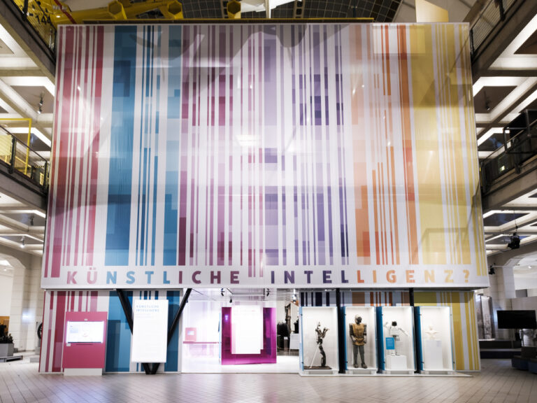 Eingangsbereich eines Museums mit einer Ausstellung zum Thema KI