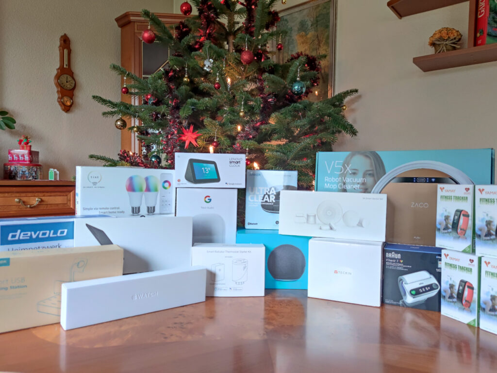 Unter einem Weihnachtsbaum stehen viele Verpackungen von smarten Geräten.