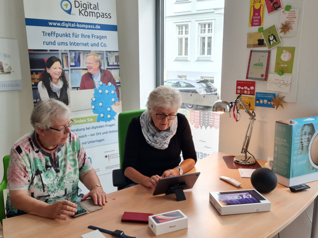 Zwei Frauen zeigens ich Tipps für Tablet und Smartphone