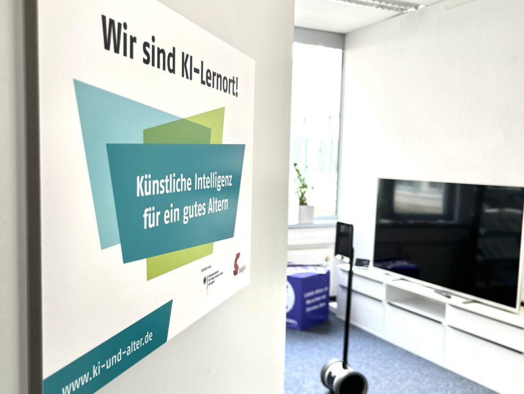 Tür mit Schild "Wir sind KI-Lernort. KI für ein gutes Altern"
