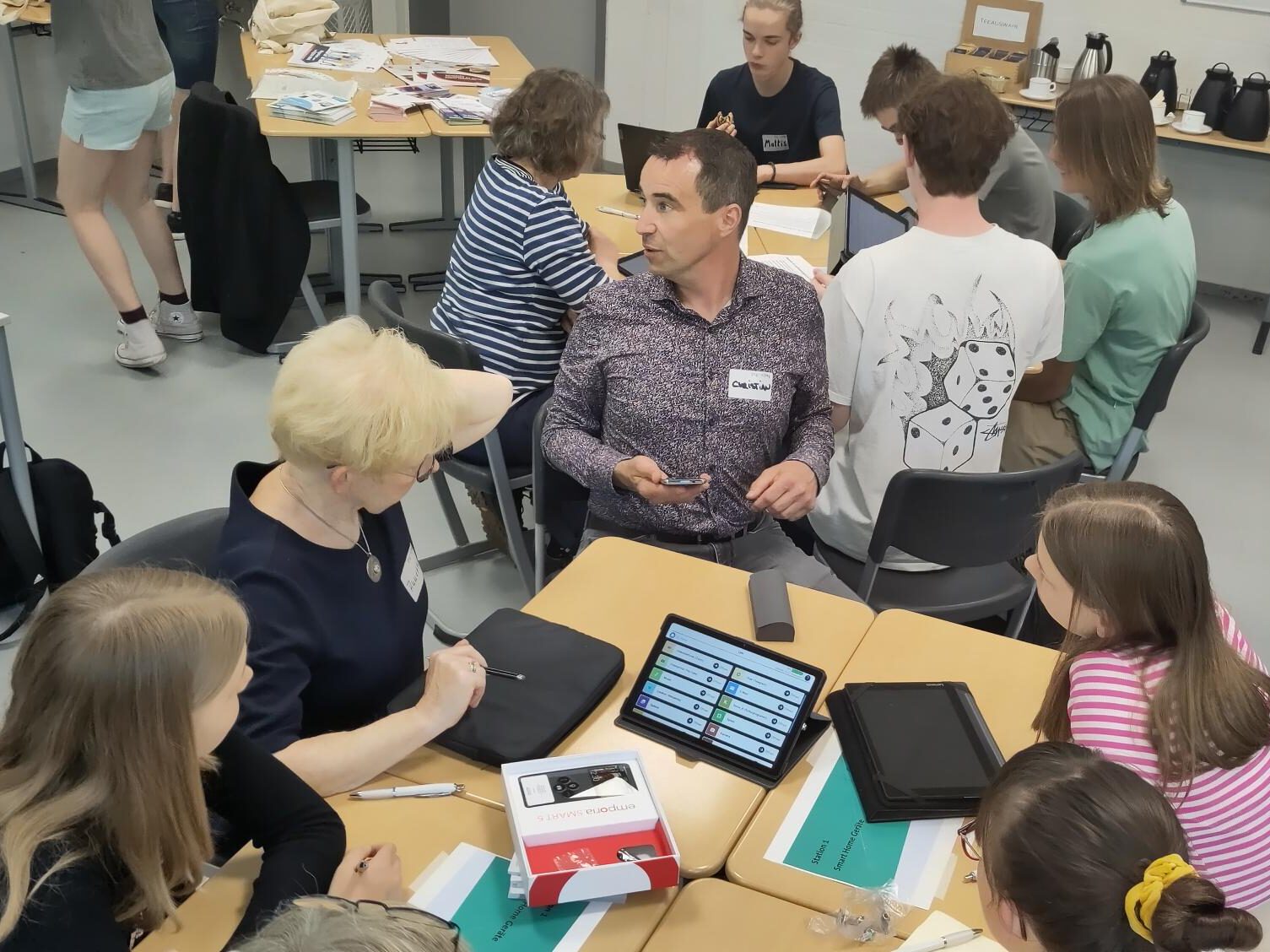 Jung and Alt gemeinsam in einem Klassenzimmer