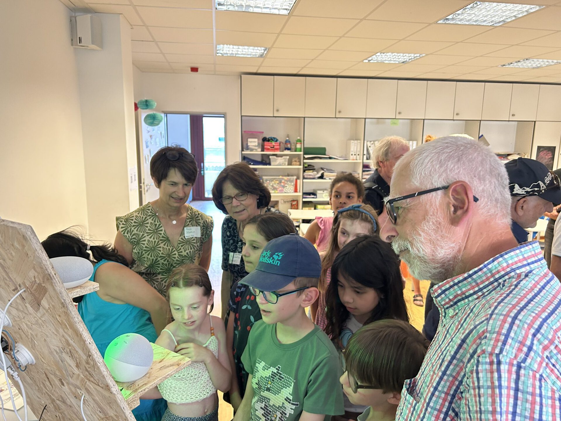 Kinder testen Sprachassistenten und smarte Kleingeräte