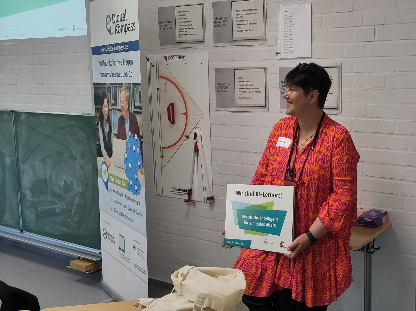 Frau präsentiert Schild "Wir sind KI-Lernort"