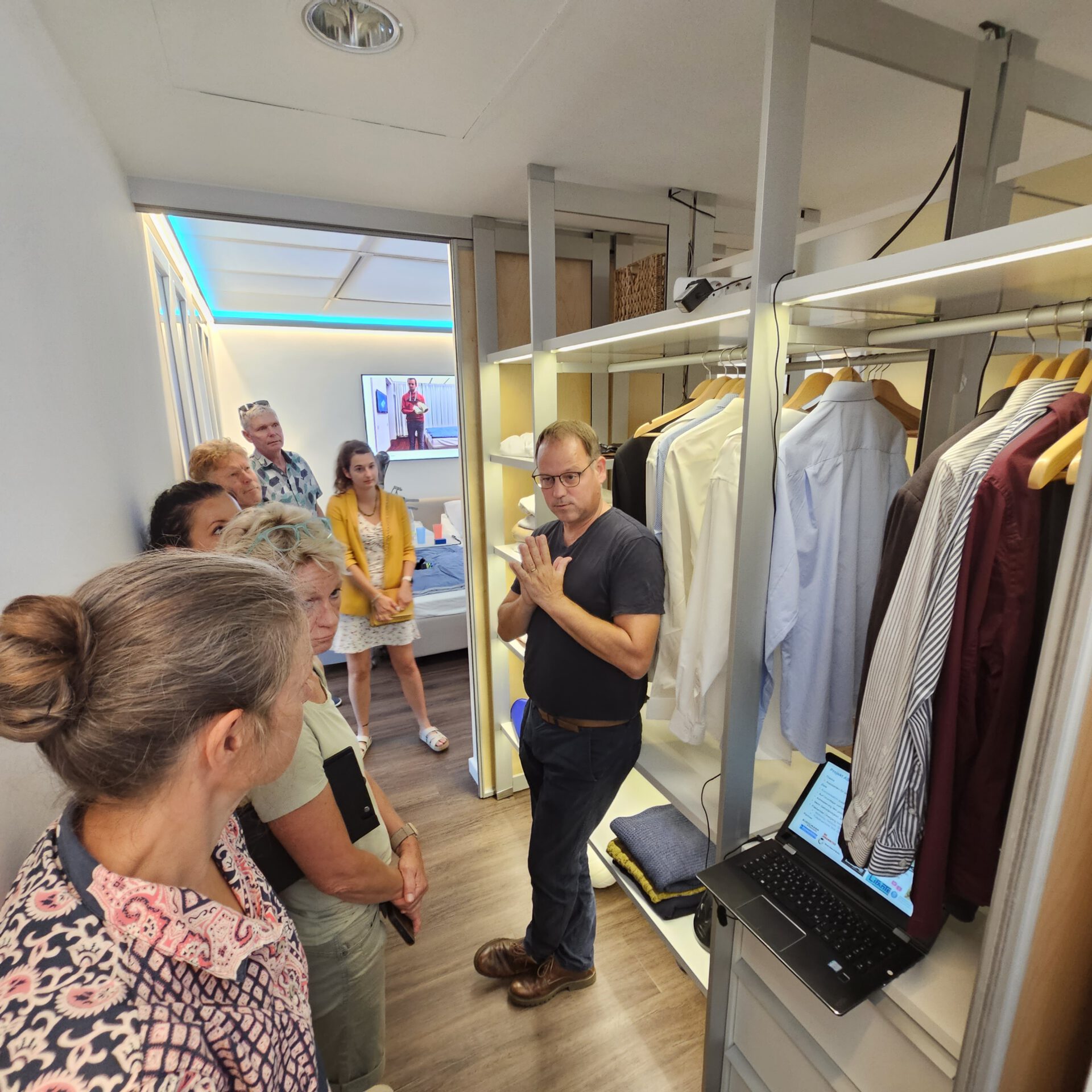 Mann erläutert smarten Kleiderschrank