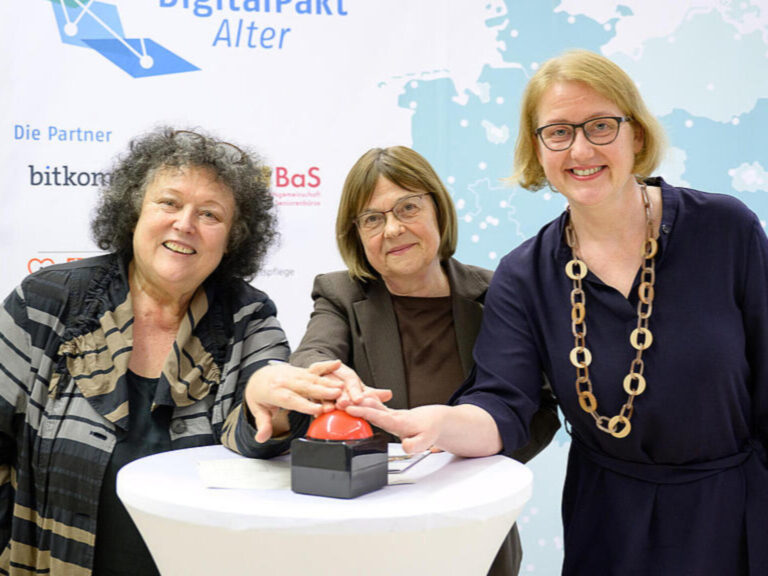 Bundesfamilienministerin Lisa Paus, Brandenburgs Familienministerin Ursula Nonnemacher und Dr. Regina Görner (BAGSO e.V. drücken einen roten Knopf.