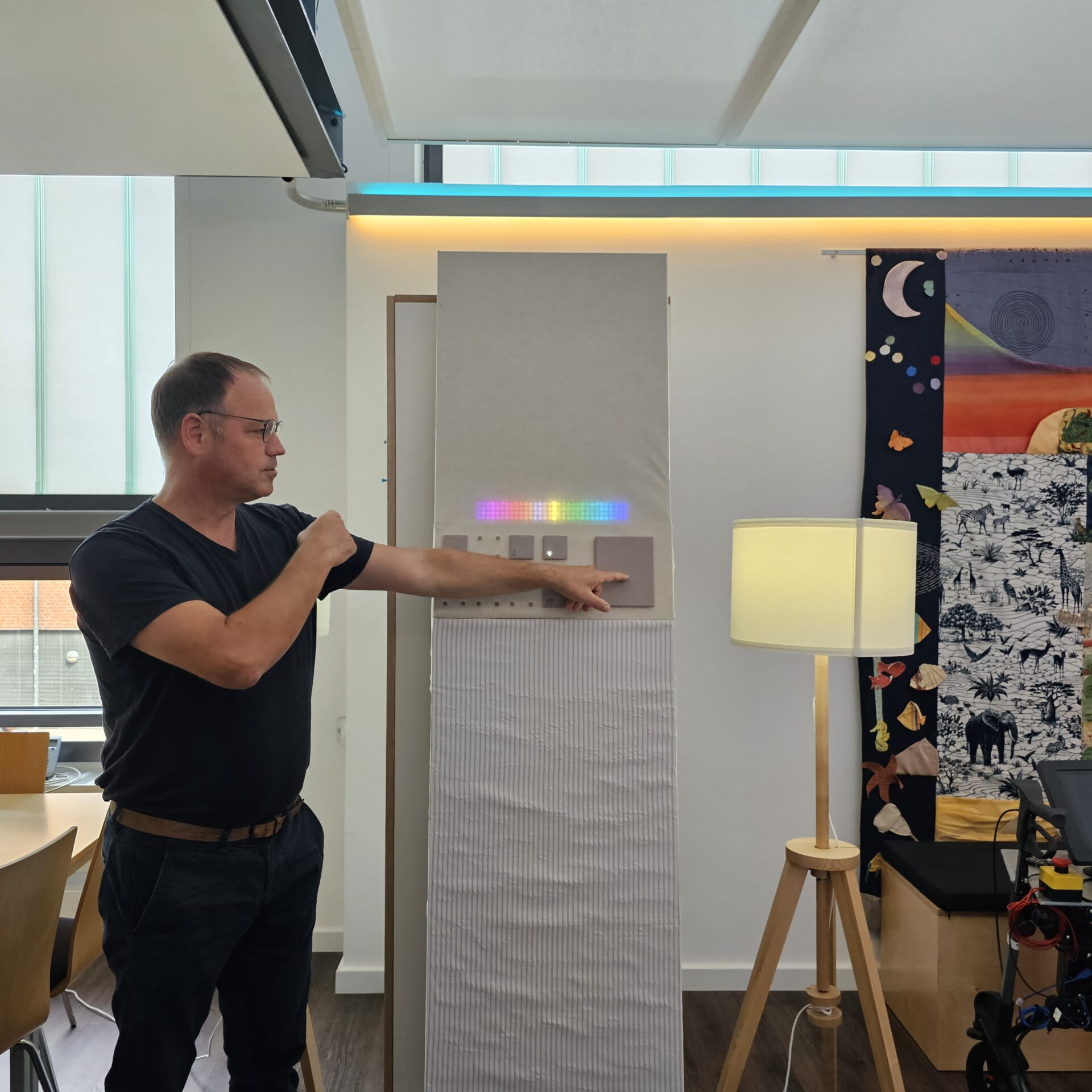 Mann schaltet Licht an durch Berühren einer Tapete