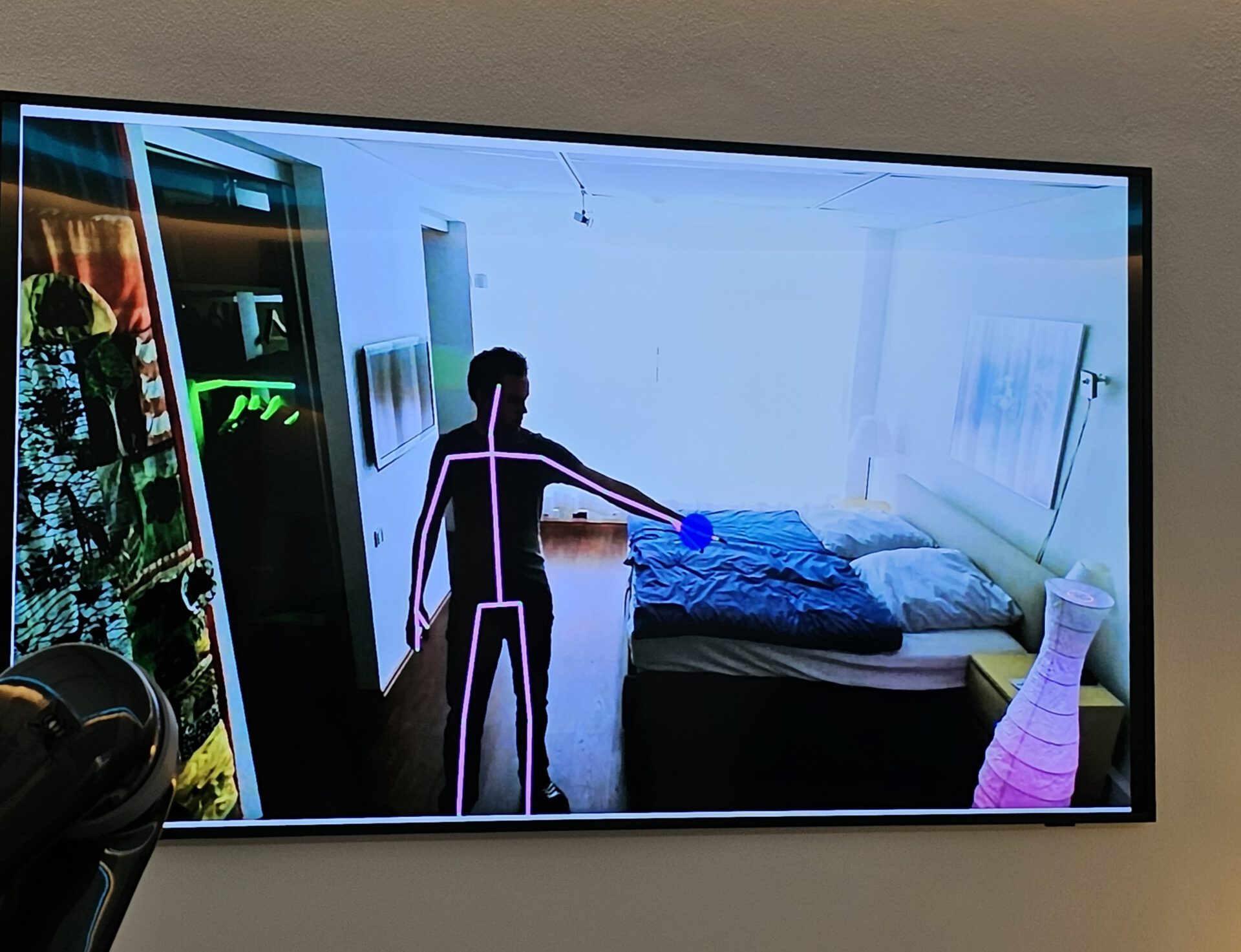 Bildschirm: Das Skelett eines Mannes wird hervorgehoben. Daraus ersichtlich, welche Gesten er macht.