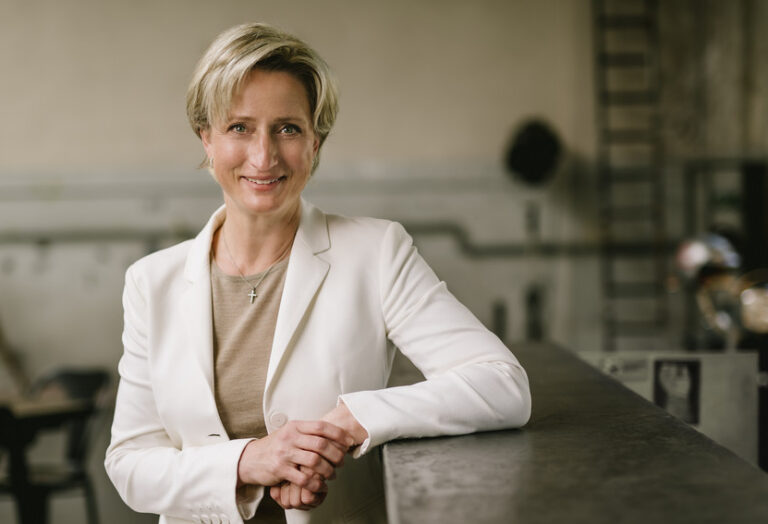 Portrait Dr. Nicole Hoffmeister-Kraut, Ministerin für Wirtschaft, Arbeit und Wohnungsbau des Landes Baden-Württemberg