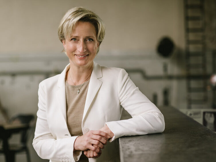 Portrait Dr. Nicole Hoffmeister-Kraut, Ministerin für Wirtschaft, Arbeit und Wohnungsbau des Landes Baden-Württemberg