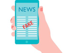 Grafische Darstellung einer Hand, die ein Smartphone hält, auf dem Fake News zu lesen sind.