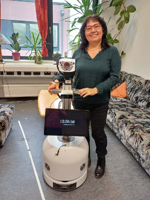 Frau mit Roboter