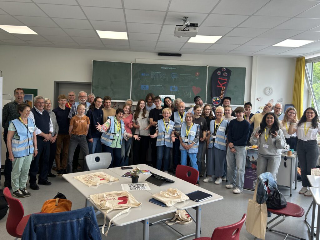 Gruppenbild mit Schülerinnen und Schülern und älteren Menschen anlässlich des Digitaltags in Osnabrück.