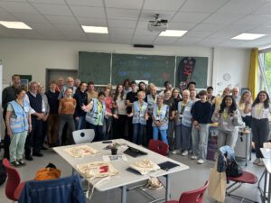 Gruppenbild mit Schülerinnen und Schülern und älteren Menschen anlässlich des Digitaltags in Osnabrück.