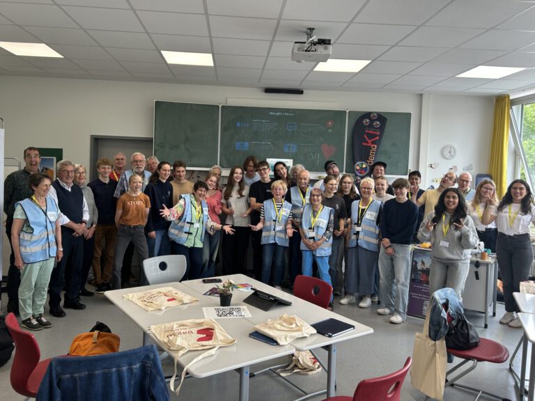 Gruppenbild mit Schülerinnen und Schülern und älteren Menschen anlässlich des Digitaltags in Osnabrück.